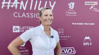 Hier, la Française Marie Demonte a brillamment remporté le petit Grand Prix du CSI 4* de Chantilly Classic. Dans cette épreuve à 1,45 m, parrainée par la Laiterie de Montaigu, la cavalière de Give Me One Reason DK a tout tenté lors du Tour Gagnant pour s'imposer. Visiblement satisfaite de sa performance, la membre de l'équipe de France se confie dans cette Sortie de Piste, dans laquelle elle explique notamment que ses chevaux sont de nouveau sur la pente ascendante.