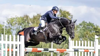 Déjà vainqueurs du Grand Prix du CSIO 5* de Hickstead en 2023 et 2025, Robert Whitaker et Equine America Vermento ont décroché troisième sacre sur la mythique piste britanniquehier après-midi. Ouvreurs du barrage, le Britannique et son étalon ont réalisé un double sans-faute en 38’’69, une performance que la Brésilienne Stephanie Macieira et Novak de Kalvarie n’ont pu qu’approcher. Revivez leur duel, présenté par Cheval Liberté. 