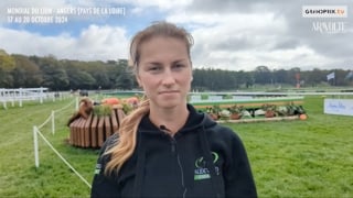 Héloïse Le Guern est engagée cette semaine au Mondial du Lion-d’Angers, où elle dispute le championnat du monde des chevaux de concours complet de six ans avec Indian Tonic GQ. La cavalière dresse le bilan de sa reprise de dressage aux rênes de cette jument et parle de ses qualités. Optimiste quant aux conditions dans lesquelles le cross se déroulera demain, la Française, installée en Anjou, y sera soutenue par de nombreux proches et élèves! Elle parle également du retour de son fidèle Canakine du Sudre, qui a tout récemment repris la compétition à petit niveau après plus d’un an d’arrêt.

Cette Sortie de piste vous est présentée par Aravolte, créatrice d’équipements de haute performance, offrant un confort absolu pour libérer son plein potentiel dans les disciplines les plus exigeantes.