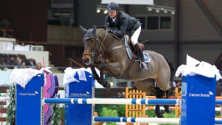 En décembre 2012, il y a douze ans déjà, Patrice Delaveau avait gagné la Coupe de Genève, épreuve unique au monde dont les parcours font la part belle aux combinaisons, le tour initial comprenant toujours un quadruple. En selle sur Lacrimoso 3*HDC, le Normand avait signé le plus rapide des huit doubles sans-faute, devançant de plus d’une seconde et demie les Allemands Christian Ahlmann et Ludger Beerbaum, deux et troisième sur Asca et Chiara 222. Un nouvel Français succèdera-t-il à Patrice Delaveau et Michel Robert, vainqueur de la Coupe de Genève en 2002 avec Galet d’Auzay?
Renseignements et réservations sur www.chi-geneve.ch
Toutes les épreuves du CHI de Genève seront retransmises en direct sur GRANDPRIX.tv, dont le cross indoor, le Top Ten Rolex IJRC, l’UBS Challenge et le Grand Prix Rolex, commentés par Kamel Boudra et ses consultants.