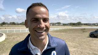 Le concours de dressage des Jeux olympiques de Paris 2024 a débuté ce matin au stade équestre éphémère de Versailles. À l’occasion du rassemblement fédéral organisé à Saint-Martin-de-Bréhal, GRANDPRIX a questionné tous les cavaliers sélectionnés en tant que titulaires au sein des équipes de France. Deuxième dresseur à se prêter au jeu, Alexandre Ayache loue les qualités de sa Jolene et se réjouit à l’idée d’être soutenu par ses parents, présents en tribunes d’un championnat pour la première fois de la carrière de l’Azuréen. Cette vidéo est présentée par SAFE.HP, spécialiste des semelles équines.