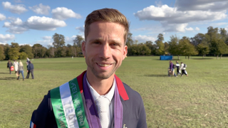 Sixième en individuel avec l’excellent Je’vall, Alexis Goury a grandement contribué à la médaille de bronze de l’équipe de France aux championnats d’Europe de concours complet, qui se sont achevés dimanche à Blenheim, en Grande-Bretagne. Le Ligérien évoque avec joie cette heureuse issue, salue la progression de son gris et évoque ses prochains objectifs. Cette sortie de piste vous est présentée par Devoucoux: “Votre passion, notre engagement”