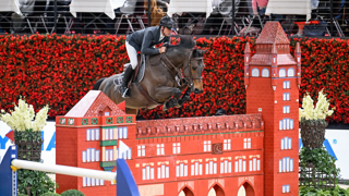 Ce dimanche 12 janvier, Julien Épaillard a remporté l’étape de la Coupe du monde Longines de jumping de Bâle avec son fidèle Donatello d’Auge. Pour GRANDPRIX, le Normand a expliqué quelle avait été sa stratégie lors du barrage de l’épreuve et a analysé les difficultés du parcours construits pour l’occasion par Grégory Bodo et Gérard Lachat. Venu à Bâle afin d’engranger des points au classement général de la Ligue d’Europe occidentale de la Coupe du monde, le cavalier du haras de la Bosquetterie a réussi son pari et bondi dans cette hiérarchie. Semblant désormais en très bonne voie pour se qualifier pour la finale du circuit, dont il fait un objectif, Julien Épaillard est revenu sur la saison 2024 un peu moins faste de son fils de Jarnac, et a expliqué quel était son programme pour la fin de la saison hivernale.