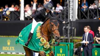 En selle sur Dynastie de Beaufour, Nina Mallevaey a remporté le premier Grand Prix CSI 5* de sa carrière en août, lors des Masters de Bruxelles. Deux jours avant, le couple avait contribué à la médaille d’or décrochée par les Bleus dans la Coupe des nations. Revivez le parcours qui les a menées jusqu’à la victoire. 