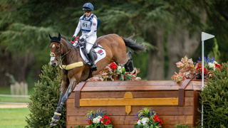 En 2025, le cross de l’année a été signé par Laura Collett et London 52, sacrés champions d’Europe en individuel à Blenheim. Revivez quelques moments de leur parcours. 

© Courtesy of FEI 2025