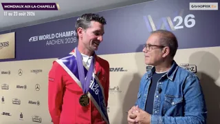Steve Guerdat est officiellement devenu le cavalier le plus titré en individuel de l’histoire du jumping. Grâce à Dynamix de Bélhème, le Suisse s’est paré d’or cet après)aux championnats du monde d’Aix-la-Chapelle. Il livre sa réaction quelques minutes après avoir reçu sa médaille. Cette Sortie de piste est présentée par Equine America, nutrition équine premium.