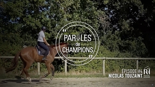 Dans ce quatrième épisode de « Paroles de champions », Royal Horse donne la parole à Nicolas Touzaint. Le cavalier international de complet insiste sur l’importance d’une nutrition irréprochable pour ses chevaux, de véritables athlètes qui fournissent de grands efforts à l’entraînement comme en compétition. Il met également en avant la relation de confiance qu’il entretient avec ses partenaires, notamment ROYAL HORSE, qui l’accompagne au quotidien.
Son produit de prédilection est le H-350, parfaitement adapté aux exigences du complet, qu’il associe au H-200 pour répondre aux besoins spécifiques de ses chevaux tout au long de la saison.

À propos de Royal Horse : avec plus de 50 ans d’expertise, ROYAL HORSE fabrique des aliments équilibrés, mis au point par des vétérinaires et nutritionnistes équins. Ce savoir-faire est mis au service des chevaux de compétition afin de leur permettre de couvrir tous leurs besoins énergétiques.
Du 15 septembre au 31 octobre, suivez chaque semaine « Paroles de champions » by ROYAL HORSE et partez à la rencontre de cavaliers qui font confiance à la marque pour allier bien-être et performance de leurs chevaux.