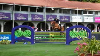 Samedi, Shane Sweetnam et Coriaan van Klapscheut se sont imposés dans le Grand Prix du CSI 5* de Rockwood, aux États-Unis. Seul couple à avoir signé un double sans-faute, l’Irlandais a triomphé devant l'Étasunien Kent Farrington, qui a laissé une barre au sol aux commandes de Descartes SR, pour hériter de la deuxième place. Revivez leur duel, présenté par Cheval Liberté. 
