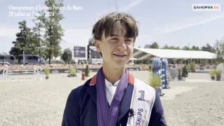 Après avoir mené l’équipe de France Poneys de concours complet vers un troisième titre européen consécutif, Noa Pellé a également décroché l’or individuel au cours d’un championnat maîtrisé du début à la fin. Pour sa première participation à une échéance continentale et seulement son quatrième concours international, le jeune saumurois a créé la surprise aux rênes de Gin GT la Templerie. Dans cette Sortie de piste, le nouveau double champion d’Europe revient sur sa performance, tout en abordant ses derniers parcours à poney et ses projets pour la suite de sa carrière. 