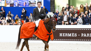 Découvrez la réaction de Simon Delestre à la suite de sa victoire dans le Grand Prix du Saut Hermès, à Paris. 