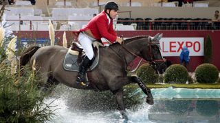 En 2008, il y a seize ans déjà, Markus Fuchs et Granie V s’étaient adjugé la Grande Chasse du CHI de Genève. Le champion suisse avait déjà gagné cette épreuve spectaculaire, comportant notamment une traversée du lac, obstacle emblématique de la piste éphémère de Palexpo, l’année précédente sur Sylver II. Une fois encore, l’oncle de Martin Fuchs avait fait preuve d’une sacrée efficacité. Quelques mois plus tard, le cavalier et la jument avaient pris leur retraite. Par la suite, Granie, née Rosella, a notamment donné naissance au très compétitif CSIO Bel pour le compte de Béligneux le Haras. Qui succèdera à François-Xavier Boudant et Egoki, vainqueurs de la Grande Chasse l’an passé? Rendez-vous le samedi 14 décembre à 19h30 à Palexpo.
Renseignements et réservations sur www.chi-geneve.ch