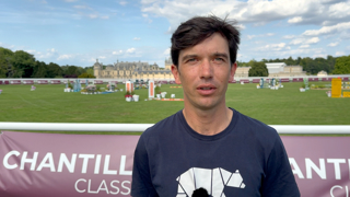 Robin Le Squeren a idéalement entamé la troisième édition de Chantilly Classic, hier dans l’Oise, se classant dans trois des quatre épreuves qu’il a disputées, dont le Prix Demeures de Campagne à 1,50m du CSI 4*, associé à FBI d’Ellipse. Après une pause forcée de deux mois, le cavalier de Loire-Atlantique et ses chevaux repartent de l’avant et vers de nouveaux objectifs. Cette Sortie de piste est présentée par Equine America, l’excellence internationale.