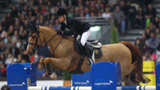 En décembre 2012, il y a douze ans déjà, Edwina Tops-Alexander avait remporté le Grand Prix de Genève, alors étape de la Coupe du monde Rolex. Grâce au prodigieux Itot du Château, l’Australienne avait produit le meilleur des quatre doubles sans-faute, précédant l’Espagnol Sergio Álvarez Moya, l’Allemand Hans-Dieter Dreher et la Suissesse Janika Sprunger, deux, trois et quatrième sur Carlo 273, Magnus Romeo et Palloubet d’Halong. Qui gagnera l’étape suisse du Grand Chelem Rolex de saut d’obstacles? Rendez-vous le dimanche 15 décembre à 14h30.
Renseignements et réservations sur www.chi-geneve.ch
Toutes les épreuves du CHI de Genève seront retransmises en direct sur GRANDPRIX.tv, dont le cross indoor, le Top Ten Rolex IJRC, l’UBS Challenge et le Grand Prix Rolex, commentés par Kamel Boudra et ses consultants.