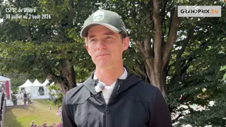 À seulement vingt-cinq ans, Thibeau Spits participera à ses premiers championnats du monde dans quinze jours, à Aix-la-Chapelle, en Allemagne. Porté par le formidable Impress-K van’t Kattenheye Z, qui lui a déjà offert l’or par équipes aux Européens Seniors l’été dernier, le jeune talent belge a de sérieuses raisons de rêver. Présent à Dinard pour une dernière répétition, le talent du Plat-Pays évoque sa préparation, sa sélection et le forfait de son ami Gilles Thomas. Cette Sortie de Piste est présentée par CWD, le sellier haut de gamme dédié à la performance sportive des cavaliers.