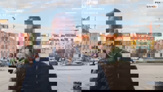 Engagé dans les play-offs de Prague pour affronter les finales de la Global Champions League, Grégory Cottard se prépare également pour le Super Grand Prix, qui réunira demain soir les dix-huit vainqueurs des étapes du Longines Global Champions Tour de l’année 2025. Qualifié grâce à sa quatrième place dans l’étape de Rome, notamment à la suite du désistement de Maikel van der Vleuten, le Francilien a hâte de sauter cette grandiose épreuve avec Cocaïne du Val. Il évoque son week-end à Prague ainsi que l’arrivée d’une nouvelle recrue dans ses écuries et le futur retour en compétition de Bibici.