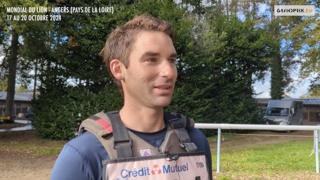 Hier, Astier Nicolas et Hitchqote de Coudray sont remontés de la cinquième à la deuxième place du Mondial des sept ans au Lion-d’Angers grâce à un beau cross maxi. Le Français a confié ses impressions juste après ce parcours, disputé sur un terrain rendu collant et glissant par les intempéries. Il explique quelles étaient ses attentes en amont de l’événement, et estime ses chances pour le concours hippique de cet après-midi. Cette “Sortie de piste” est présentée par Aravolte, créatrice d’équipements de haute performance, offrant un confort absolu pour libérer son plein potentiel dans les disciplines les plus exigeantes.
