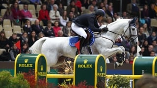 En décembre 2011, il y a treize ans déjà, Doda de Miranda avait célébré la plus belle victoire de sa carrière, en remportant le Grand Prix du CSI 5*-W de Genève, qui était alors la plus prestigieuse étape de la Coupe du monde. En selle sur le très agile AD Ashleigh Drossel Dan, le Brésilien, médaillé de bronze par équipes aux Jeux olympiques d’Atlanta et Sydney en 1996 et 2000, avait produit un barrage stratosphérique. Il avait devancé des couples de légende tels que ceux formés par Rolf-Göran Bengtsson et Casall, Patrice Delaveau et Orient Express*HDC, Steve Guerdat et Nino des Buissonnets, Mario Deslauriers et Cella, Luciana Diniz et Winningmood van de Arenberg, Michel Robert et Kellémoi de Pepita, ou encore par Kevin Staut et Silvana, tous au rendez-vous de la finale au chronomètre. Un nouveau Brésilien succèdera-t-il à Doda de Miranda, Pedro Veniss, vainqueur en 2016 avec Quabri de l’Isle, et Rodrigo Pessoa, quadruple lauréat entre 1993 et 2004 avec Special Envoy, Lianos et Baloubet du Rouet à deux reprises? Rendez-vous le dimanche 15 décembre à 14h30.
Renseignements et réservations sur www.chi-geneve.ch