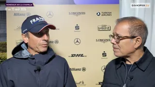 Vainqueur de la Chasse des championnats du monde d’Aix-la-Chapelle, Julien Épaillard livre ses impressions sur cette première journée ô combien réussie avec Fringan de Vesquerie. Si la France se battra pour décrocher sa qualification olympique dans les deux jours à venir, le Normand vise encore plus haut et compte obtenir une première médaille mondiale. Cette Sortie de piste est présentée par Equine America, nutrition équine prenium. 