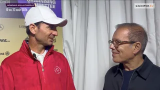 Malgré son immense expérience, Steve Guerdat ressent toujours autant de pression avant les grands rendez-vous, comme cette semaine aux Mondiaux d’Aix-la-Chapelle. Après une Chasse bouclée au cinquième rang avec sa vice-championne olympique de Paris 2024, Dynamix de Bélhème, le Suisse partage sa joie et ses interrogations. Il évoque aussi le terrain en herbe aixois, malmené par la pluie des derniers jours. 
Cette Sortie de piste est présentée par Equine America, nutrition équine prenium.