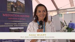 À l'occasion du Jumping international du CSI 4* de Bourg-en-Bresse, GRANDPRIX.tv a rencontré Anne Wiart, employée à Oct. Ann & Business Coaching, une entreprise de médiation équine.