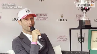 Pour la première fois de sa carrière, Pieter Devos a remporté un Grand Prix 5* sur un cheval né dans son élevage, hier à Dinard. Alors qu’il prendra part aux championnats du monde avec Casual DV Z dans quinze jours, le Belge a été le meilleur en Bretagne avec le généreux Primo DV. Il évoque ce que représente cette victoire pour lui et son équipe. Cette Sortie de Piste est présentée par CWD, le sellier haut de gamme dédié à la performance sportive des cavaliers.