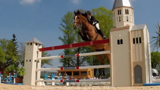 Découvrez également les nouvelles montures de Beezie Madden, Fassaert Claudia, Geir Gulliksen, Ludger Beerbaum... Et puis le Grand National FFE revient dès ce week-end ! Au sommaire également : Philippe Lejeune prend du galon ela billetterie du Jumping château de Versailles est ouverte !