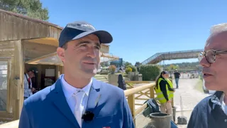 Olivier Perreau a remporté la Chasse du championnat de France Pro Élite de saut d’obstacles, ce midi à Fontainebleau. Avant la finale en deux manches de demain, le Rhônalpin, partenaire de GL events, groupe organisant le Printemps des sports équestres, évoque cette jument de neuf ans qui compte beaucoup à ses yeux. Cette Sortie de piste est présentée par CWD, le sellier haut de gamme dédié à la performance sportive des cavaliers.