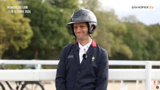 Troisième du championnat de France des six ans à Pompadour en septembre, Nicolas Touzaint a conclu sa saison de concours complet par une septième place au Mondial du Lion avec Kovu de Belle Croix. Satisfait du comportement de son fils de Mylord Carthago sur les trois tests, le vice-champion olympique par équipes de Paris 2024 revient sur ce rendez-vous disputé devant un public acquis à sa cause. Cette sortie de piste vous est présentée par Aravolte, votre spécialiste en textiles cavaliers innovants, ultra légers et confortables.
