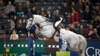 Dans quelques jours, les meilleurs chevaux et cavaliers du monde convergeront vers Genève, où les attendra l’un des plus beaux et prestigieux concours de l’année. Si les favoris laissent peu de place aux outsiders dans ce concours qui leur tient à cœur, le palmarès récent du CHI recèle quelques surprises, et surtout quelques victoires ayant sonné comme des révélations. Le 13 décembre 2013, Kent Farrington, alors numéro onze mondial, avait décroché sa première grande victoire genevoise aux rênes du plaisant Willow, âgé de dix ans à l’époque. Tous deux avaient battu les vice-champions d’Europe en titre, Ben Maher et Centoia van het Roosakker, dans le Trophée de Genève. Depuis, l’actuel numéro un mondial a fait de cette compétition majeure du jeudi soir “son” épreuve, puisqu’il y totalise six succès! À Genève, l’Étasunien a aussi remporté la finale du Top Ten Rolex IJRC par deux fois, ainsi que le Grand Prix Rolex en 2017, avec Gazelle. L’édition 2025 se tiendra du 10 au 14 décembre. Renseignements et réservations sur www.chi-geneve.ch