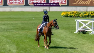 En début d’après-midi, Alizée Roussel était la deuxième Française au départ des championnats du monde de dressage d’Aix-la-Chapelle avec Bel Amour, un cheval qui l’a rejoint à seulement deux mois. Très fière du comportement de son alezan, la cavalière a tenté de profiter de chaque seconde passée au sein du mythique stade aixois, qui n’avait plus accueilli d’épreuve de dressage depuis les Européens de 2015. Elle s’est tout de même dite un peu déçue d’avoir commis une faute dans les changements de pied aux deux temps.