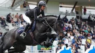 Quelques années après avoir disputé sa première Coupe des nations au CSIO 5* de La Baule, Mégane Moissonnier est de retour au Jumping international de la ville de Loire-Atlantique, où elle est engagée en individuel. La Rhônalpine évoque cet événement cher au cœur des Français ainsi que ses objectifs et les particularités de son cheval actuel, Crooner Tame.
Cette Sortie de piste est présentée par Sanequine, “Better performance, naturally” (“De meilleures performances, naturellement”).