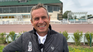 Venu à Cabourg Classic pour repartir de l’avant avec Easy Up de Grandry et pour faire progresser quelques chevaux jeunes ou moins expérimentés, Julien Épaillard est plutôt satisfait de ses trois premières journées de concours, même s’il n’a pas encore fait entonner la Marseillaise. Le Normand évoque tout cela, mais aussi Donatello d’Auge, qu’il prépare pour les championnats d’Europe de La Corogne. Les vainqueurs de la finale de la Coupe du monde Longines participeront aux CSI 5* de Cannes, Ramatuelle et Monte-Carlo, et le cavalier suivra avec attention l’évolution de l’état de forme de son crack. Cette Sortie de piste est présentée par CWD, le sellier haut de gamme dédié à la performance sportive des cavaliers.