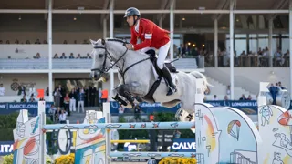 Dimanche, en finale de la Ligue des nations Longines, Richard Vogel et Cloudio ont entraîné l’Allemagne dans un barrage face au Brésil en concédant une faute lors de la seconde manche. Choisi pour représenter son pays lors de cette ultime confrontation au chronomètre, le numéro un mondial n’a pas flanché, et a permis aux cavaliers d’Otto Becker de s’imposer quelques semaines après avoir décroché le titre mondial à Aix-la-Chapelle. Il évoque le scénario de cette finale, l’enjeu qu’elle représentait pour sa nation, mais aussi les conseils que le médaillé étasunien McLain Ward a prodigué à McLain Ward et lui avant leur barrage.