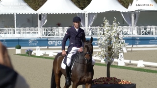Cette semaine, au Lion-d’Angers, les regards avertis sont tournés vers I Am du Loir, l’atout prometteur de Thomas Carlile, engagé dans le championnat du monde réservé aux chevaux de sept ans. Sacré champion de France en août dernier, le hongre, qui l'avait déjà été deux ans plus tôt sous la selle du Toulousain, a de réelles chances de podium. À l’issue du test de dressage, son cavalier fait part de ses premières impressions.

Cette Sortie de Piste est présentée par Aravolte, votre spécialiste en textiles cavaliers innovants, ultra légers et confortable.