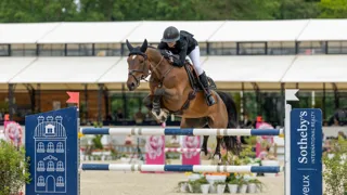 Sortie victorieuse du Grand Prix Sotheby’s International Realty de la région Normandie hier au CSIO 3* de Deauville, Nina Mallevaey est revenue sur ses performances réalisées dans le Calvados avec le tout bon Destine to Be, qui avait contribué à la troisième place de la France dans la Coupe des nations Longines vendredi. Évoquant les qualités de son bai et les avantages offerts par le circuit d’épreuves par équipes de la Fédération équestre européenne, la septième meilleure cavalière au classement mondial s’est aussi confiée quant à son programme au CSIO 5* de La Baule, où elle montera ses deux juments de tête cette semaine.
