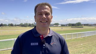 Le concours de dressage des Jeux paralympiques de Paris 2024 débute mardi au stade équestre éphémère de Versailles. À l’occasion d’un rassemblement fédéral, GRANDPRIX a questionné deux cavaliers sélectionnés en équipe de France. Vladimir Vinchon, qui dispute ses troisièmes Jeux paralympiques, est fier de représenter la France et croit en ses chances avec Pégase Mayenne. Ce mois-ci, le jeune quinquagénaire est aussi l’invité d’honneur de Pascal Boutreau dans Légendes cavalières, le podcast de GRANDPRIX qui vous replonge dans l’histoire des sports équestres.