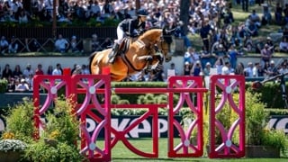 Nina Mallevaey a terminé son premier CSIO 5* de Rome avec une impressionnante troisième place dans le Grand Prix avec Dynastie de Beaufour. Déjà impeccable dans la Coupe des nations sur Nikka vd Bisschop, la Française de vingt-cinq ans n’a pas touché une barre du week-end et reste sur un nuage depuis son titre de championne de France. Le prochain grand rendez-vous pour elle sera sa toute première Coupe des nations de l’Officiel de France, à La Baule.