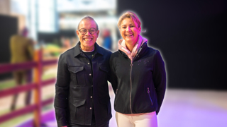 “J’adore le haut niveau et je suis très heureuse de retrouver Bordeaux”, se réjouit Pénélope Leprevost, que Kamel Boudra a rencontrée ce matin dans les allées du Jumping international de Bordeaux. Dixième de la Ligue d’Europe occidentale Longines de la Coupe du monde, la Normande est quasiment qualifiée pour la finale de Fort Worth. Fière du bout de chemin qu’elle a accomplie avec le métronome Ehning Flamingo et le fantasque Baloubet de Talma, la championne olympique par équipes de Rio entend continuer à prendre les concours les uns après les autres, sans se fixer d’objectif trop lointain. Cette Sortie de piste est présentée par Sanequine, “Better performance, naturally” (“De meilleures performances, naturellement”).