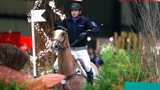 En décembre 2014, il y a dix ans déjà, Eddy Sans avait inauguré le palmarès du cross indoor de Genève, épreuve où s’affrontent quelques-uns des meilleurs cavaliers de concours complet au monde, sur un parcours mêlant obstacles fixes et mobiles. Dans une ambiance de feu, le Picard s’était imposé en selle sur Nankin de la Hurie, s’approchant davantage du temps idéal que le Néerlandais Tim Lips et le Toulousain Thomas Carlile, deux et troisième sur Bayro et Sirocco du Gers. Qui gagnera en 2024 cette épreuve plébiscitée du public de Palexpo? Rendez-vous vendredi à 18h.
Renseignements et réservations sur www.chi-geneve.ch
Toutes les épreuves du CHI de Genève seront retransmises en direct sur GRANDPRIX.tv, dont le cross indoor, le Top Ten Rolex IJRC, l’UBS Challenge et le Grand Prix Rolex, commentés par Kamel Boudra, en compagnie successivement de Didier Willefert, Grégory Wathelet, Daniel Etter et Vincent Deller.