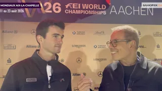 Avec son fidèle Floyd des Prés, Antoine Ermann a conclu ses premiers championnats du monde, hier à Aix-la-Chapelle. Après une Chasse compliquée, marquée par un refus, le Tricolore a réussi à rebondir dans la première épreuve de la finale par équipes, avant de finir avec un tour à huit points. Le Bourguignon fait le bilan et évoque l’avenir de son alezan. Cette Sortie de piste est présentée par Equine America, nutrition équine premium. 